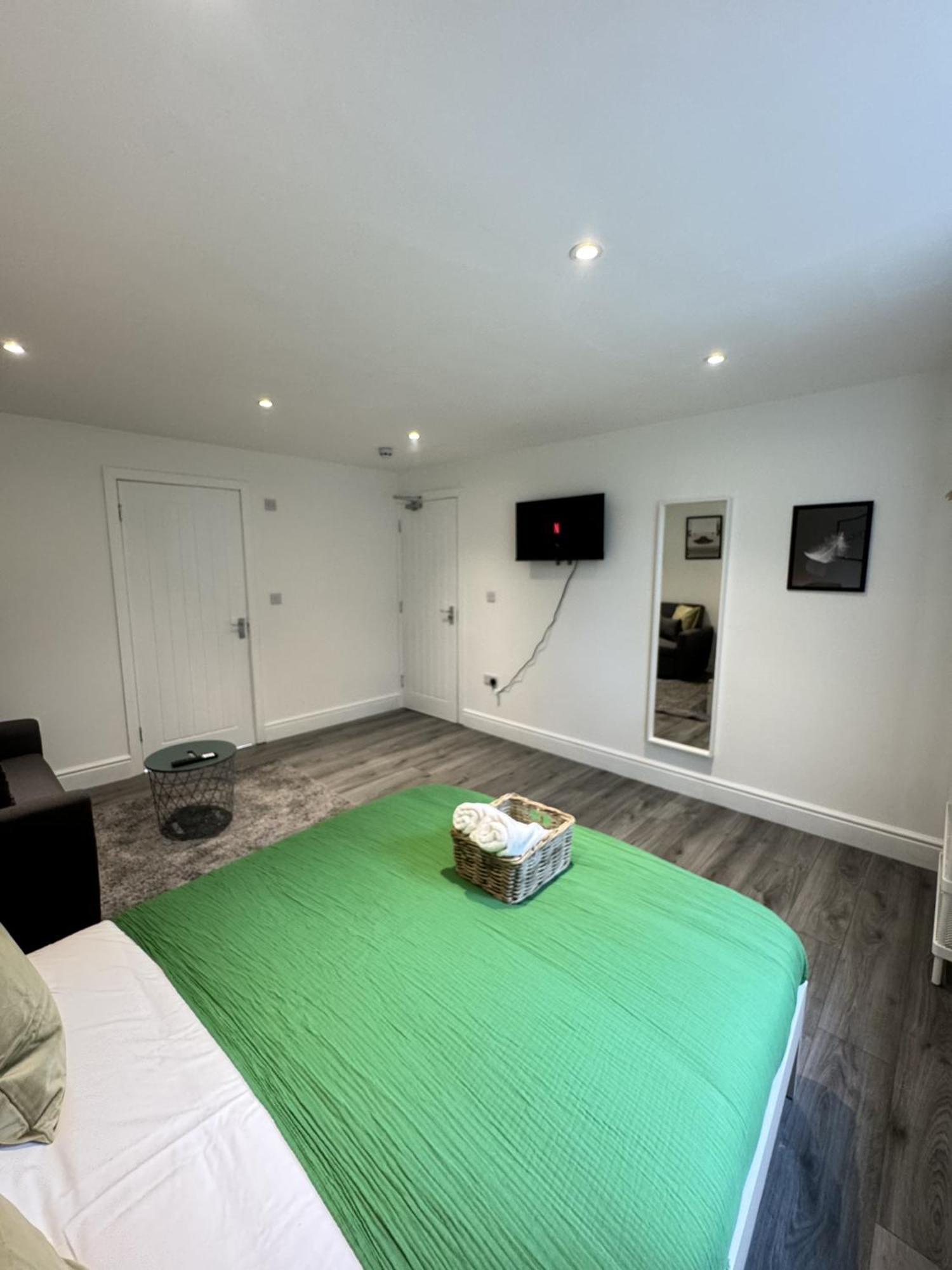 En-Suite Bedroom For Up To 4! Sofa Bed - Near Stratford 런던 외부 사진