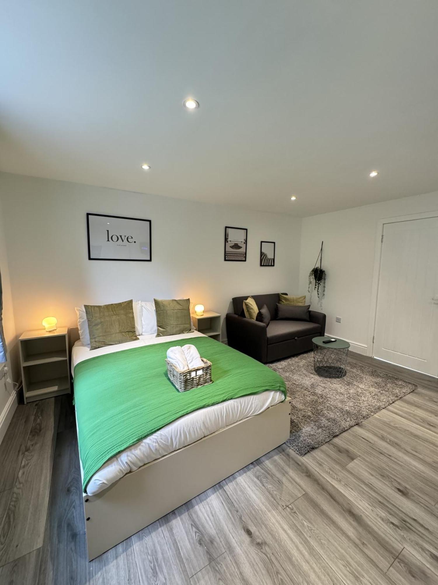 En-Suite Bedroom For Up To 4! Sofa Bed - Near Stratford 런던 외부 사진