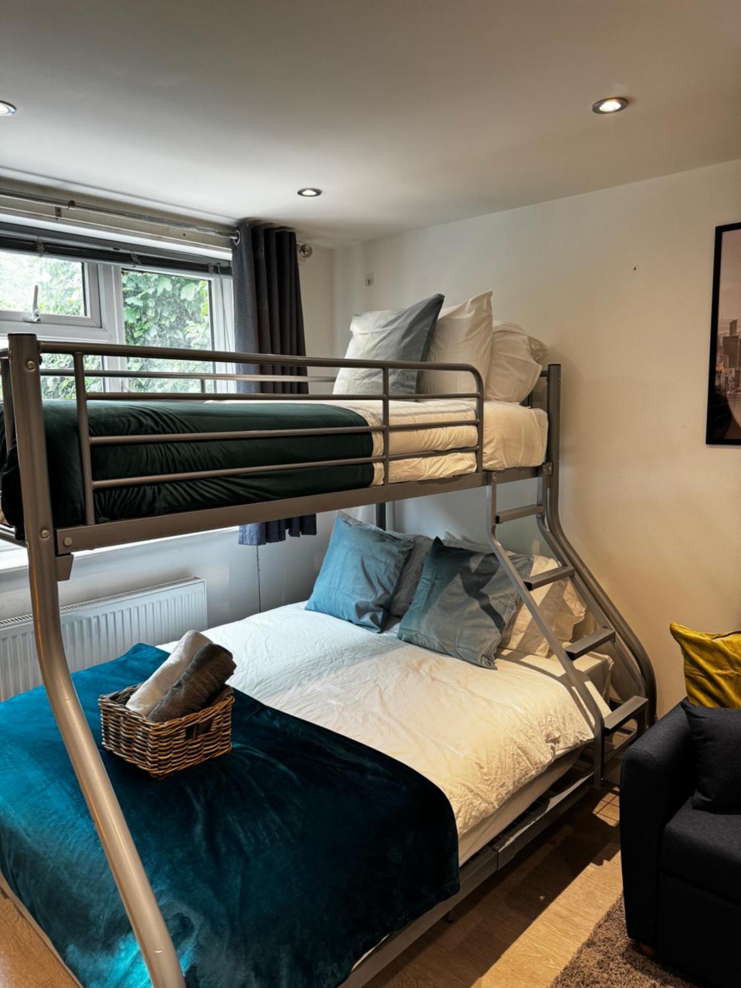 En-Suite Bedroom For Up To 4! Sofa Bed - Near Stratford 런던 외부 사진