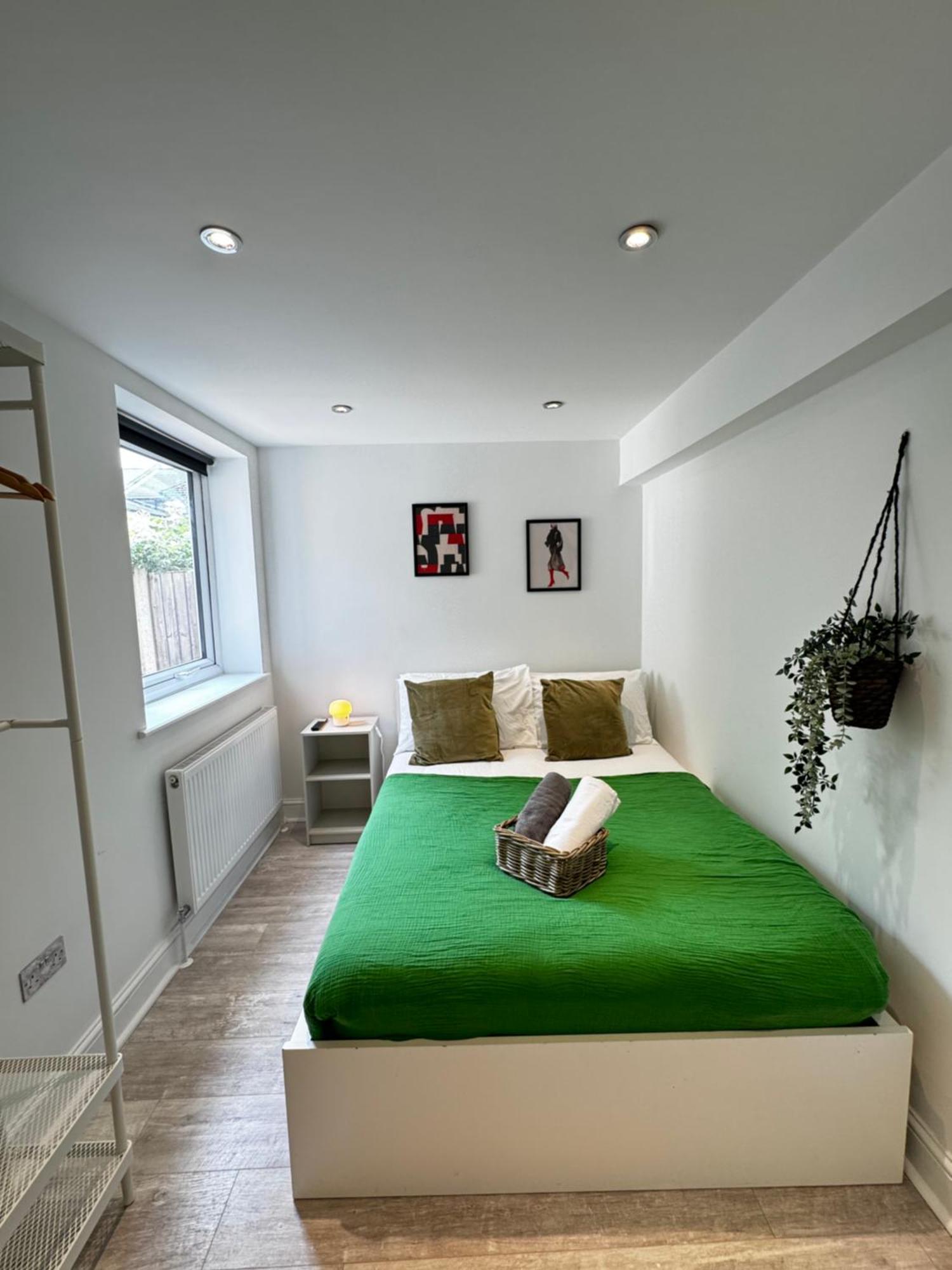 En-Suite Bedroom For Up To 4! Sofa Bed - Near Stratford 런던 외부 사진