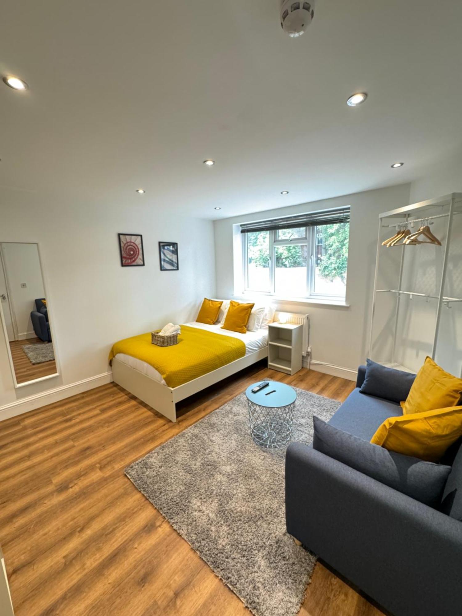 En-Suite Bedroom For Up To 4! Sofa Bed - Near Stratford 런던 외부 사진