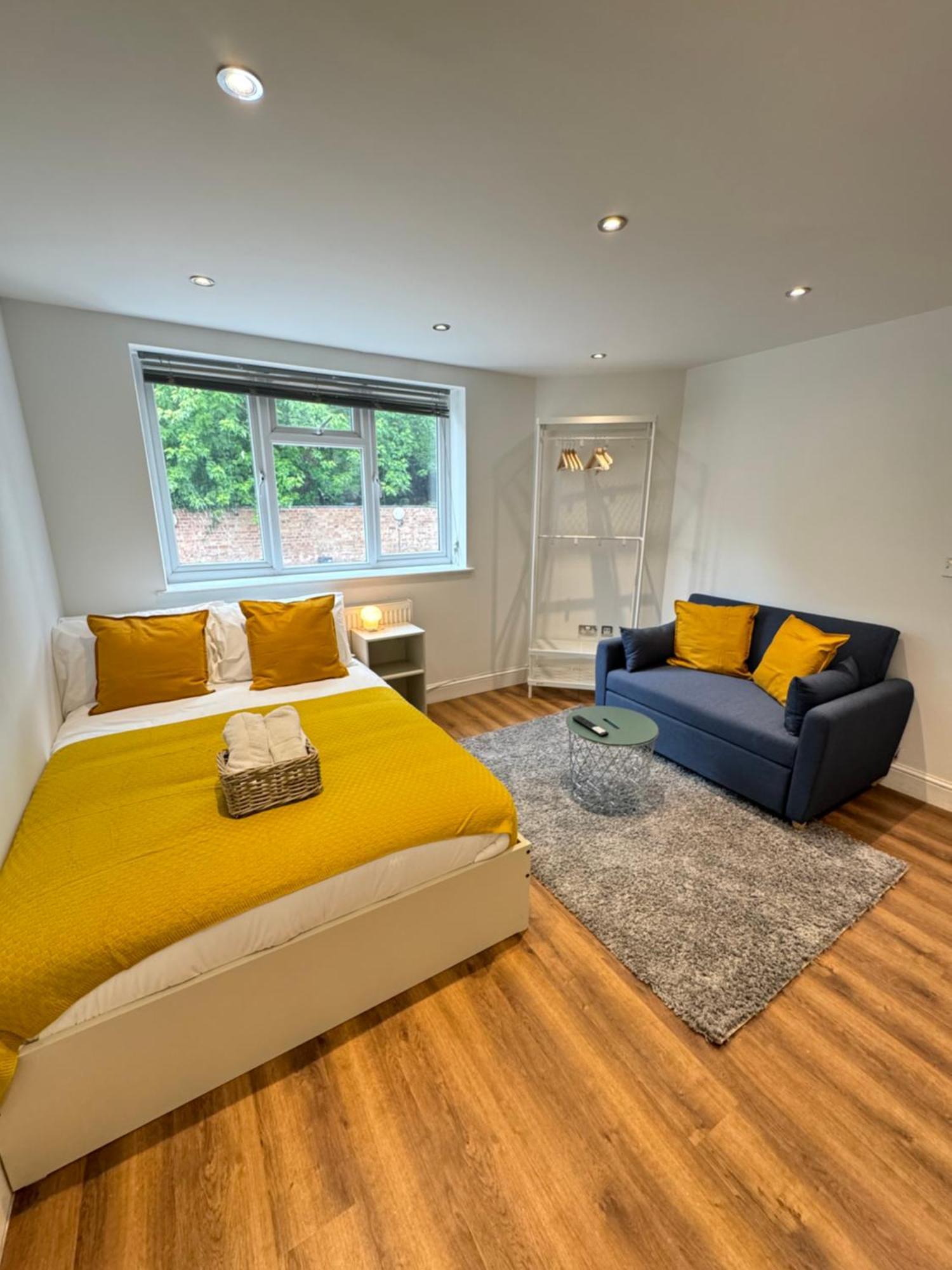 En-Suite Bedroom For Up To 4! Sofa Bed - Near Stratford 런던 외부 사진